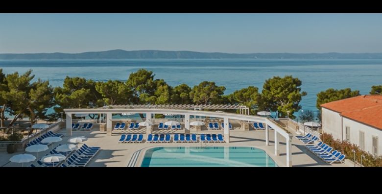  KRAJ SEZONE Ljetovanje za cijelu obitelj u Tucepima na Makarskoj rivijeri u Bluesun hotelu Alga 4 uz 5 ili 7 nocenja na bazi PUNOG PANSIONA za 2 odraslih i 2 djece uz bazene animacije i glazbu 