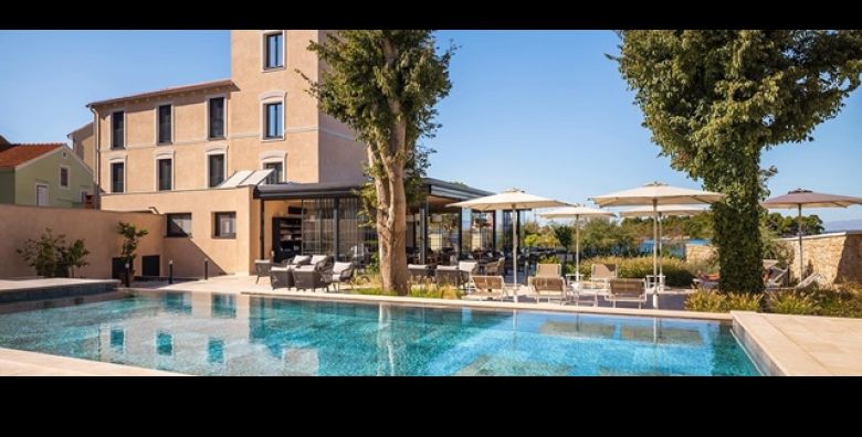 Odmor u luksuznom Heritage Hotelu Dunatovi Dvori 4 na otoku Ugljanu uz 3 dana 2 nocenja za 2 osobe na bazi dorucka ili dorucka i vecerama u 3 slijeda grijani vanjski infinity pool i saune 