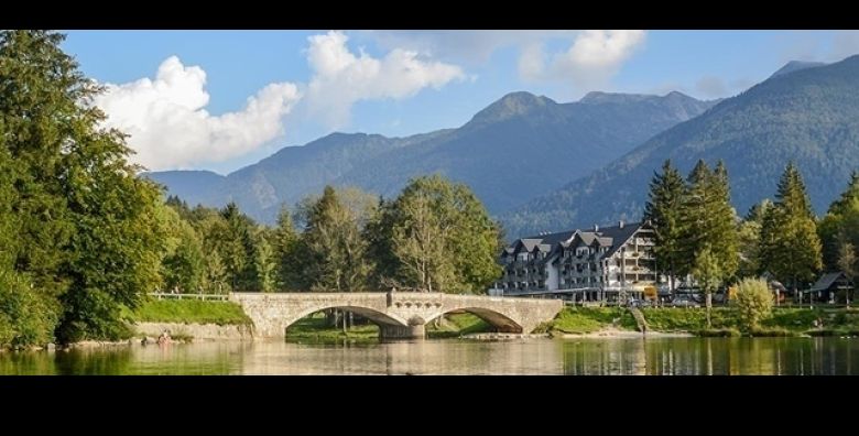 Bajkoviti odmor u Bohinju uz 3 dana i 2 nocenja s doruckom u Hotelu Jezero 4  kupanje u bazenu slatko iznenadjenje koktel dobrodoslice a sve za 2 osobe  