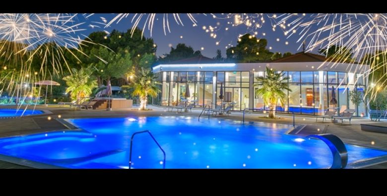 Dozivite magiju Adventa ili docekajte Novu godinu u Camping Stobrec 4 u Splitu Uz 2 ili 3 nocenja u udobnoj mobilnoj kucici za do 6 osoba cekaju vas sportski sadrzaji i luksuzni Wellness  Spa 