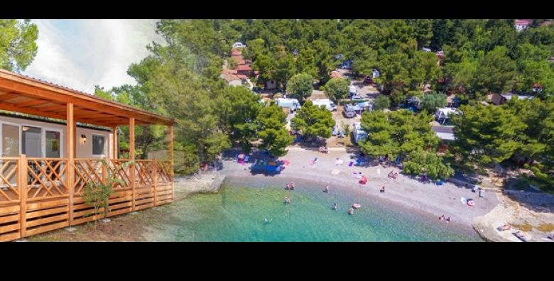  PRAZNIK RADA Camping Paklenica: Prvo kupanje i odmor za cijelu obitelj Uzivajte uz 2 ili 3 nocenja za 4 odrasle osobe i 2 djece u modernim mobilnim kucicama  idealan proljetni reset 
