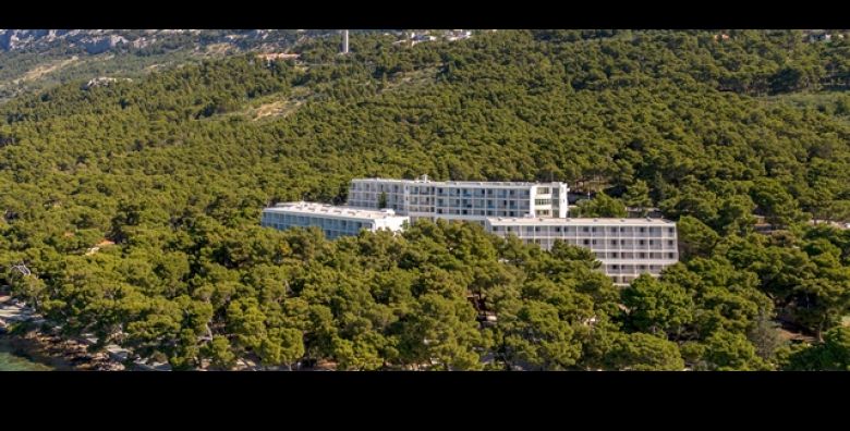  OBITELJSKI HIT Bluesun hotel Marina Brela: 2 ili 3 nocenja s polupansionom za 2 odraslih i do dvoje djece ovisno o odabranoj sobi  odaberite proljetni odmor iz snova uz samo more 