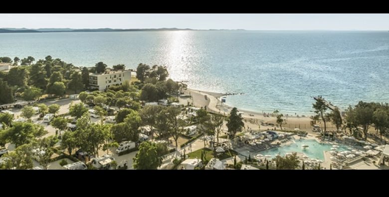 USKRS PORED MORA u Falkensteiner Premium Camping Zadar za 2 ili 4 odrasle osobe i dijete Provedite 2 nocenja u luksuznim kucicama uz dorucak na obali SPA zonu animaciju i uskrsne delicije 