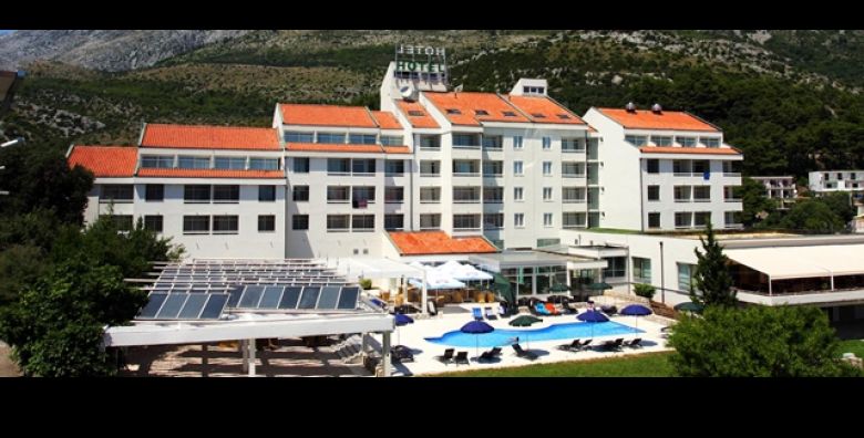 Pocetak LJETA za obitelj u HOTELU QUERCUS 4 u Drveniku 3 dana 2 nocenja s ALL INCLUSIVE LIGHT uslugom za 2 osobe i do 2 djece opustanje uz vanjski BAZEN ukljucen buffet i neograniceno PICE u baru 