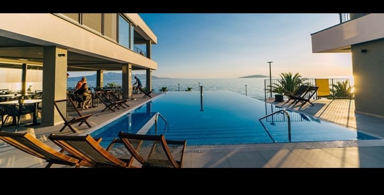  24 08  31 08  Hotel Morenia 4 PODACA: 5 ili 7 nocenja s All INCLUSIVE uslugom za 2 odraslih i do 4 DJECE uz vanjske BAZENE fitness i ANIMACIJU  odmor na Makarskoj rivijeri 