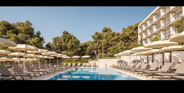 HIT LJETNA PONUDA  Aminess Senses Resort 4 na Hvaru 5 nocenja za 2 osobe i dijete do 9 99 g na bazi ALL INCLUSIVE LIGHT usluge u Superior sobi s balkonom Ukljucen parking SPA i vanjski BAZEN 