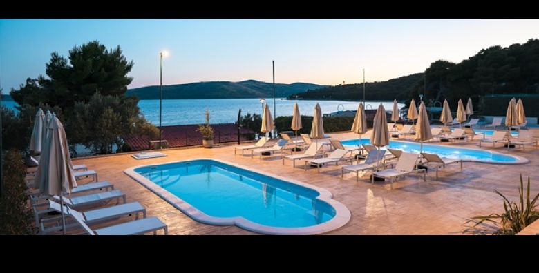 SPICA SEZONE  5 NOCENJA s polupansionom u Apartmanima Medena 4 u Trogiru za 2 OSOBE i 2 DJECE GRATIS do 12 g ili 4 OSOBE i 1 DIJETE GRATIS do 12 g  Rezervirajte savrsen ljetni odmor 