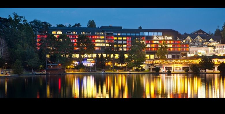 JESEN NA BLEDU Hotel Park nudi 1 ili 2 POLUPANSIONA u sobi s balkonom za 2 osobe i dijete do 6 godina uz neogranicen BAZEN s pogledom na dvorac koristenje fitnessa i besplatan Wi Fi 