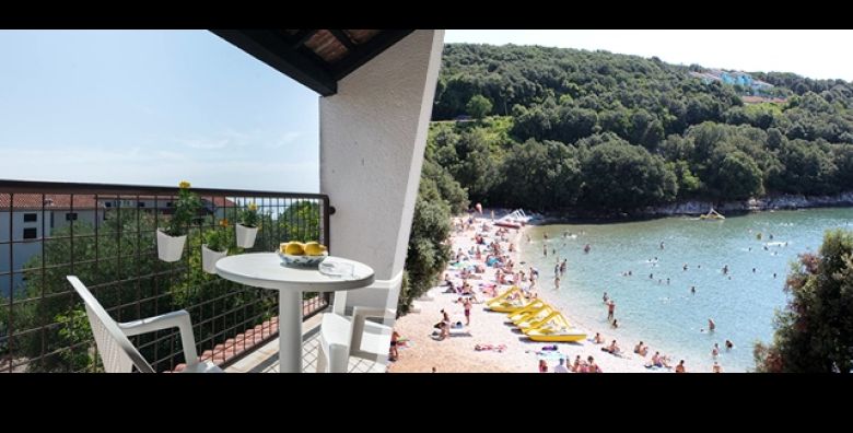 Uzivajte u SPICI ljetne sezone uz FIRST MINUTE ponudu za KOLOVOZ u Dugoj Uvali Ceka vas 8 dana i 7 nocenja u APARTMANIMA UNIJE za 4 ili 5 osoba po SUPER CIJENAMA 