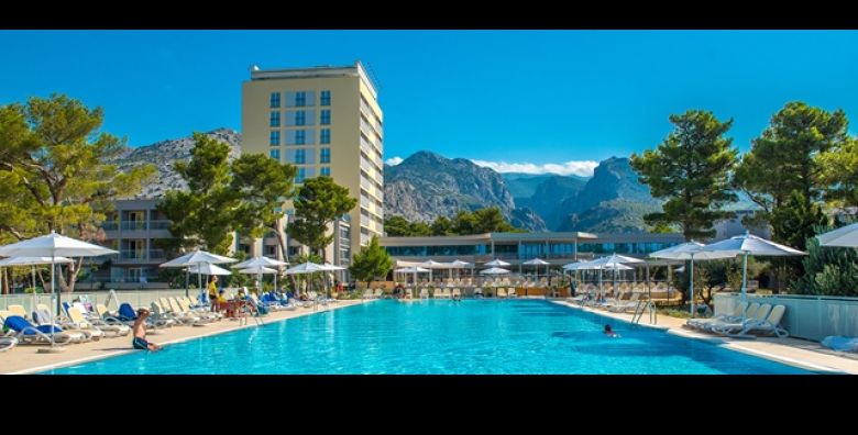SPICA SEZONE u BLUESUN Holiday Village Alan 3 u STARIGRADU 2 ili 3 PUNA PANSIONA za 2 osobe i do 3 djece GRATIS Uzivajte u LJETNOM ODMORU uz koristenje BAZENA i Sea  Sport paketa 