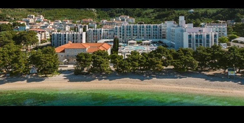 Top OBITELJSKI odmor uz Bluesun Hotel Alga 4 u Tucepima 2 3 ili 5 nocenja s PUNIM PANSIONOM pica ukljucena za 2 odrasle osobe  gratis do 3 djece Superior soba MORSKA strana i bazeni 