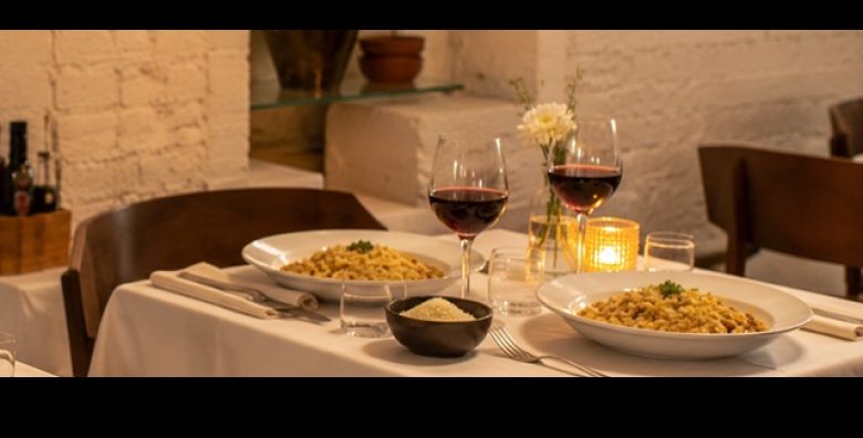 GASTRO UZITAK ZA DVOJE u centru Zagreba Izaberite tjesteninu rizoto ili zagrebacki odrezak uz casu vina ili pjenusca u Bistro Fotic Rezervirajte SAVRSEN RUCAK vec od 35 € 