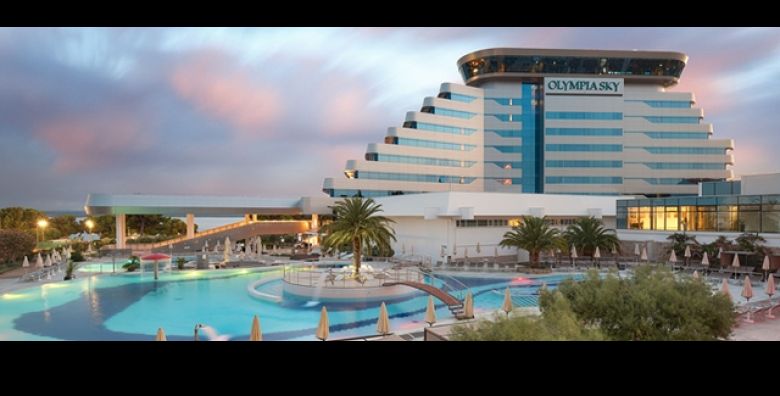 LUKSUZNI OBITELJSKI odmor u Vodicama Hotel Olympia Sky 4 : 2 nocenja s POLUPANSIONOM za 2 odrasle osobe i 1 do 2 djece uz gratis Sky Rise wellness unutarnji i vanjski BAZEN te PS5 igraonicu 
