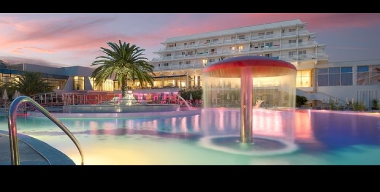 TOP PONUDA u Vodicama Hotel Olympia 4 : 2 nocenja s POLUPANSIONOM za 2 odrasle osobe i 1 do 2 djece Osigurajte besplatan parking opustanje u SPA zoni BAZENE i PS5 djecju igraonicu 