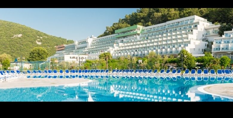 HIT OBITELJSKI ODMOR u Rapcu Hotel Hedera 4 na 3 dana 2 nocenja uz POLUPANSION unutarnji BAZEN i saune OBITELJSKA SOBA s balkonom na morskoj strani  za 2 odraslih i 2 djece do 10 g GRATIS 