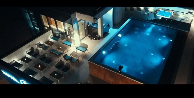 Dozivite caroliju VODICA u luksuznom hotelu Scala d Oro 4  2 ili 4 POLUPANSIONA za 2 osobe  1 dijete do 12 g GRATIS Superior soba s balkonom pice dobrodoslice i krovni infinity bazen 