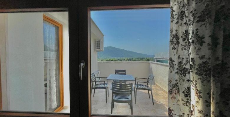 Hotel Opera  Obiteljski odmor na Jazu za pocetak ili kraj ljeta Prijevor Jaz Crna Gora  139 €