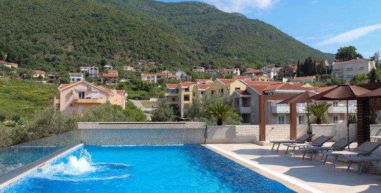 Apartments Sun Village  Odmor u Kotorskom zaljevu Djenovici Crna Gora  120 €