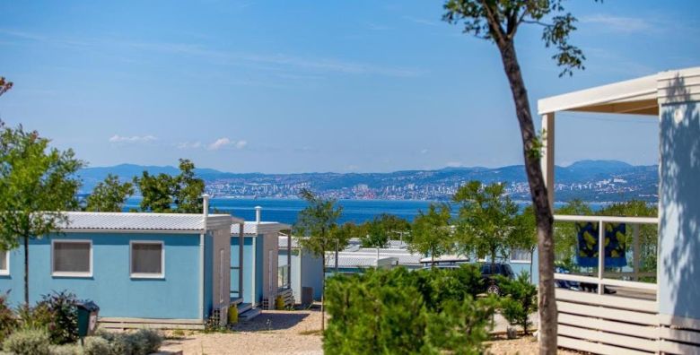 Kamp Omisalj  Obiteljski odmor u mobilnim kucicama na otoku Krk Omisalj otok Krk Hrvatska  179 €