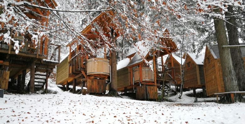 Ribno Alpine Glamping  Jesensko zimska bajka na Bledu tijekom tjedna Bled Slovenija  289 EUR  2x nocenje u Alpine glamping kucici s drvenom kadom s toplom vodom za 2 osobe 2 djece do 12 godina besplatno  Pice dobrodoslice