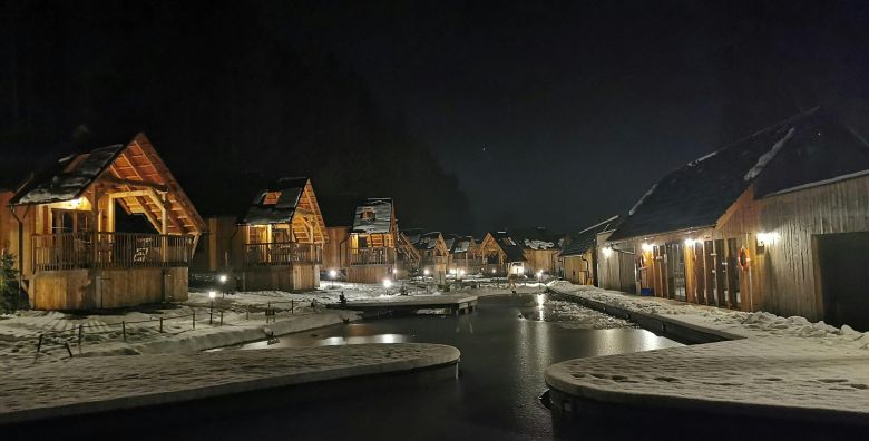 Ribno Luxury Glamping  Jesensko zimska bajka na Bledu tijekom vikenda Bled Slovenija  369 EUR  2x nocenje u luksuznoj glamping kucici s privatnom saunom i drvenom kadom s toplom vodom za 2 osobe 2 djece do 12 godina besplatno  Pice dobrodoslice