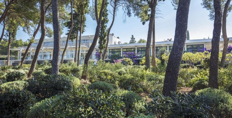 Aminess Vival Velaris Resort  Ultra last minute jesen na Bracu  Superior soba pogled more Supetar otok Brac Dalmacija Hrvatska  222 EUR  3x nocenje u dvokrevetnoj Superior sobi s balkonom pogled more za 2 osobe 1 dijete do 9 99 godina besplatno  Polupansion buffet dorucak i buffet vecera 