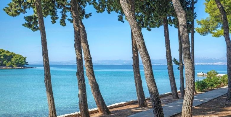 Aminess Vival Velaris Resort  Ultra last minute jesen na Bracu  Superior soba pogled park Supetar otok Brac Dalmacija Hrvatska  210 EUR  2x nocenje u dvokrevetnoj Superior sobi s balkonom pogled park za 2 osobe 1 dijete do 9 99 godina besplatno  Polupansion buffet dorucak i buffet vecera 