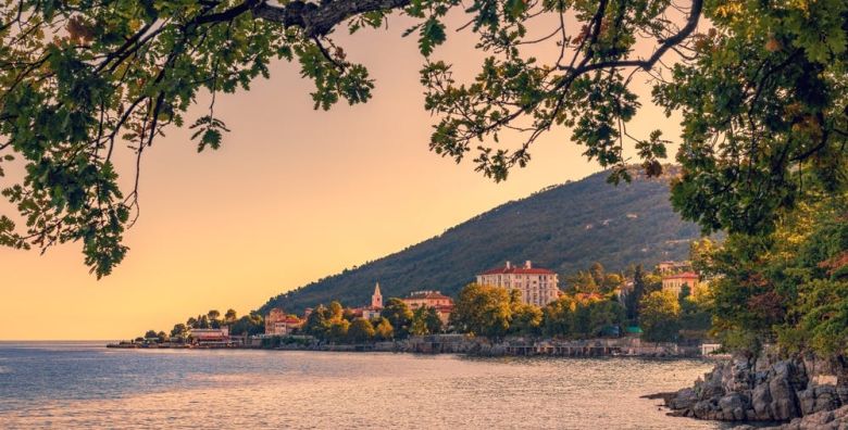 Hotel Lovran  Jesenski odmor tijekom tjedna Lovran Hrvatska  102 EUR  1x nocenje u dvokrevetnoj Standard sobi s pogledom na ulicu za 2 osobe 1 dijete do 6 99 godina besplatno  Buffet dorucak