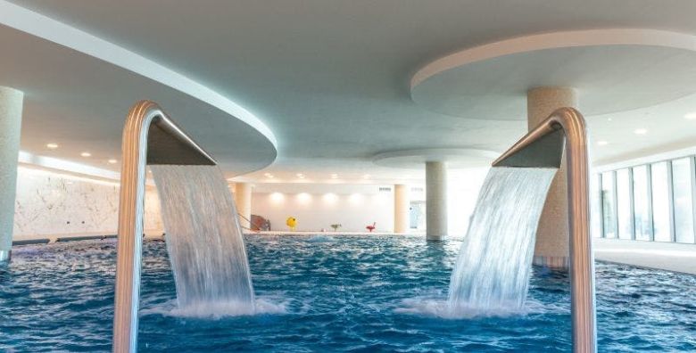 Hilton Rijeka Costabella Beach Resort  Spa  Obiteljski vikend wellness paket Rijeka Hrvatska  600 EUR  2x nocenje u King One Bedroom Villa Suite s pogledom na more za 2 osobe 2 djece do 12 godina besplatno  Polupansion bogati buffet drucak i buffet ili a la carte vecera u hotelskom restoranu The Kitchen