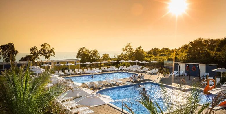Aminess Planet Camping Maravea Resort  First minute ljeto u prekrasnom kampu Novigrad Istra Hrvatska  1 239 EUR  5x nocenje u Maravea Premium Holiday Home za do 6 osoba 4 odrasle osobe i 2 djece do 11 99 godina ili 5 odraslih osoba  Koristenje bazena lezaljki i suncobrana unutar rezervirane cone
