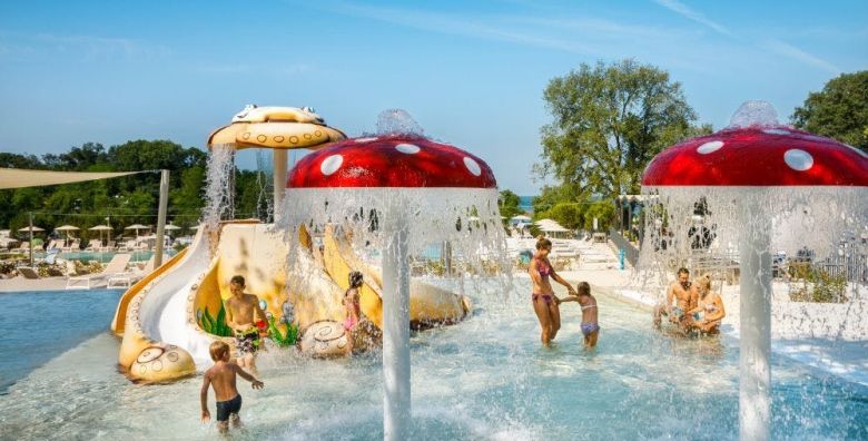 Aminess Planet Camping Maravea Resort  First minute ljeto u prekrasnom kampu Novigrad Istra Hrvatska  1 419 EUR  5x nocenje u Maravea Premium Holiday Home za do 6 osoba 4 odrasle osobe i 2 djece do 11 99 godina ili 5 odraslih osoba  Koristenje bazena lezaljki i suncobrana unutar rezervirane cone
