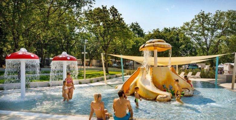 Aminess Planet Camping Maravea Resort  First minute ljeto u prekrasnom kampu Novigrad Istra Hrvatska  1 309 EUR  7x nocenje u Maravea Premium Holiday Home za do 6 osoba 4 odrasle osobe i 2 djece do 11 99 godina ili 5 odraslih osoba  Koristenje bazena lezaljki i suncobrana unutar rezervirane cone