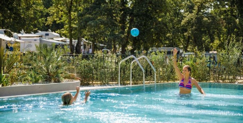 Aminess Planet Camping Maravea Resort  First minute ljeto u prekrasnom kampu Novigrad Istra Hrvatska  1 729 EUR  7x nocenje u Maravea Premium Holiday Home za do 6 osoba 4 odrasle osobe i 2 djece do 11 99 godina ili 5 odraslih osoba  Koristenje bazena lezaljki i suncobrana unutar rezervirane cone