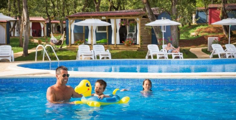 Aminess Planet Camping Maravea Resort  First minute ljeto u prekrasnom kampu Novigrad Istra Hrvatska  1 985 EUR  7x nocenje u Maravea Premium Holiday Home za do 6 osoba 4 odrasle osobe i 2 djece do 11 99 godina ili 5 odraslih osoba  Koristenje bazena lezaljki i suncobrana unutar rezervirane cone