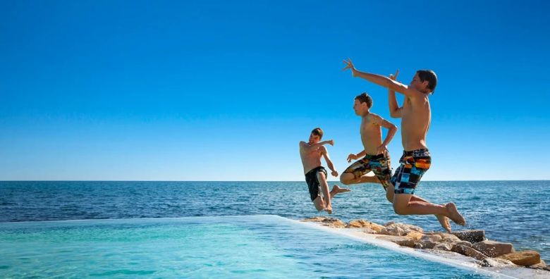 Aminess Planet Camping Sirena Resort  First minute ljeto u prekrasnom kampu Novigrad Istra Hrvatska  1 229 EUR  5x nocenje u Premium mobilnoj kucici za maksimalno 5 osoba Koristenje bazena lezaljki i suncobrana unutar rezervirane cone