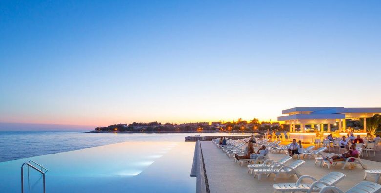 Aminess Planet Camping Sirena Resort  First minute ljeto u prekrasnom kampu Novigrad Istra Hrvatska  1 459 EUR  5x nocenje u Premium mobilnoj kucici za maksimalno 5 osoba Koristenje bazena lezaljki i suncobrana unutar rezervirane cone