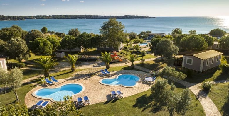 Aminess Planet Camping Sirena Resort  First minute ljeto u prekrasnom kampu Novigrad Istra Hrvatska  1 549 EUR  5x nocenje u Premium mobilnoj kucici za maksimalno 5 osoba Koristenje bazena lezaljki i suncobrana unutar rezervirane cone