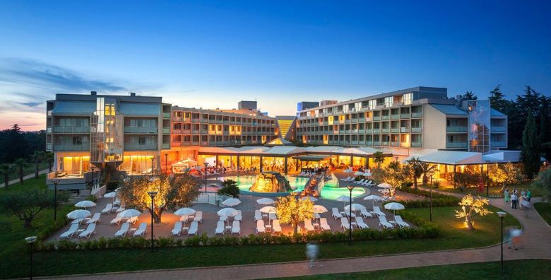 Aminess Vival Maestral Hotel  First minute obiteljsko ljeto u Novigradu Novigrad Istra Hrvatska  2 025 EUR  7x nocenje u dvokrevetnoj Superior sobi s balkonom za 2 osobe 1 dijete do 9 99 godina besplatno  Polupansion dorucak i vecera 