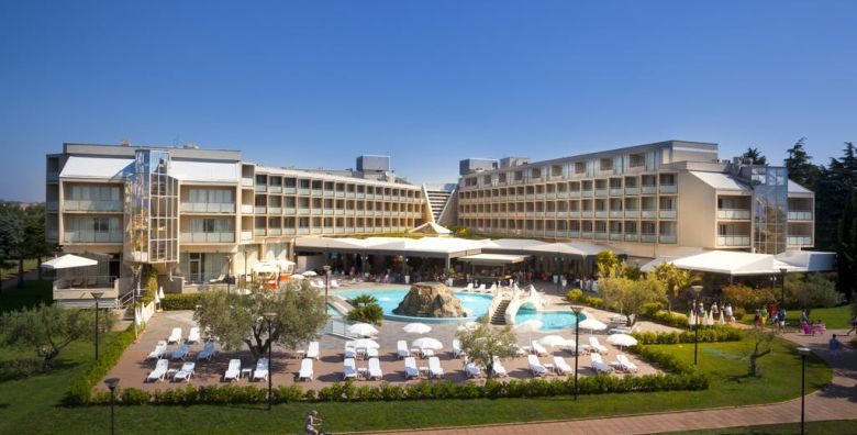 Aminess Vival Maestral Hotel  First minute obiteljsko ljeto u Novigradu Novigrad Istra Hrvatska  1 789 EUR  7x nocenje u dvokrevetnoj Superior sobi s balkonom za 2 osobe 1 dijete do 9 99 godina besplatno  Polupansion dorucak i vecera 