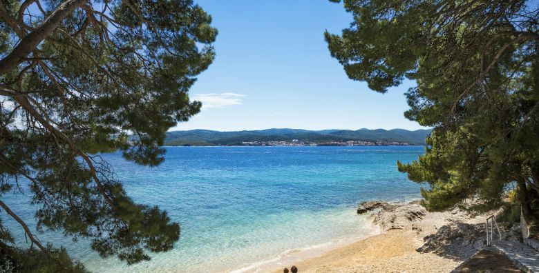 Aminess Younique Bellevue hotel  First minute obiteljsko ljeto u Dalmaciji Orebic Dalmacija Hrvatska  1 949 EUR  7x nocenje u dvokrevetnoj Superior sobi s balkonom i pogledom na more za 2 osobe 1 dijete do 9 99 godina besplatno  Polupansion buffet dorucak i vecera 