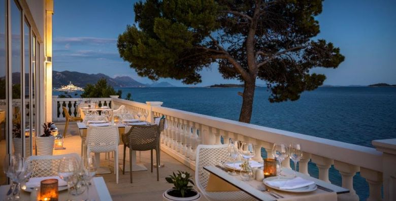 Aminess Younique Bellevue hotel  First minute obiteljsko ljeto u Dalmaciji Orebic Dalmacija Hrvatska  1 395 EUR  5x nocenje u dvokrevetnoj Superior sobi s balkonom i pogledom na more za 2 osobe 1 dijete do 9 99 godina besplatno  Polupansion buffet dorucak i vecera 