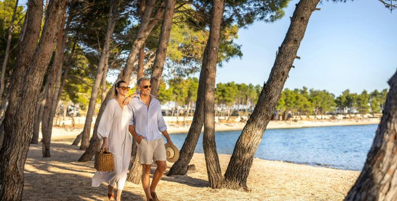 Aminess Style Camping Avalona Resort  First minute proljece 1 svibanj i jesen  Premium Holiday Home Povljana otok Pag Dalmacija Hrvatska  225 EUR  3x nocenje u Premium Holiday Home za do 6 osoba 4 odrasle osobe i 2 djece do 11 99 godina  Koristenje relax bazena i vodenog parka za djecu i odrasle ovisno o vremenskim uvjetima 