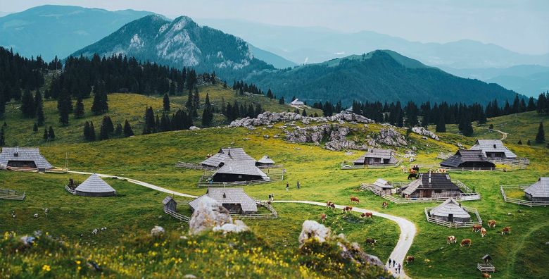 Alpine Resorts Velika Planina  Caroban odmor u prirodi Kamnik Slovenija  189 EUR  2x nocenje u kuci za odmor Alpine Resorts za 2 odrasle osobe i do 3 djece do 14 99 godina Zavrsno ciscenje