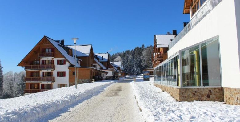 Forest Apartments Videc  Bajkovita zima i wellness opustanje na Pohorju za 6 osoba Pohorje Slovenija  345 EUR  2x nocenje u jednosobnom apartmanu s balkonom ili terasom za 6 osoba Neograniceno kupanje u WellNest bazenu