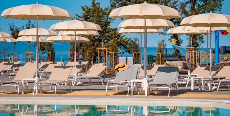 Aminess Younique Gaia Green Villas  First minute ljeto u Njivicama na Krku Njivice Krk Hrvatska  1 299 EUR  7x nocenje u Villi Pinus za 4 odrasle osobe 2 djece do 11 99 godina besplatno  Trosak vode struje i plina