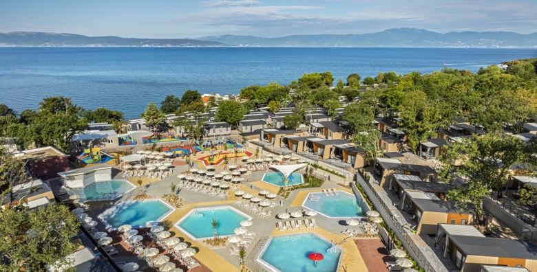 Aminess Younique Gaia Green Villas  First minute ljeto u Njivicama na Krku Njivice Krk Hrvatska  1 699 EUR  7x nocenje u Villi Pinus za 4 odrasle osobe 2 djece do 11 99 godina besplatno  Trosak vode struje i plina