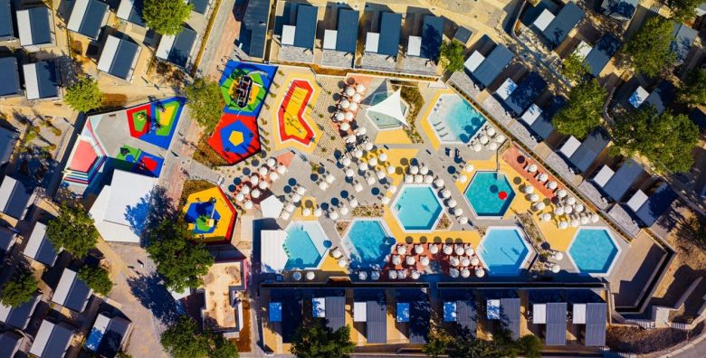 Aminess Younique Gaia Green Villas  First minute ljeto u Njivicama na Krku Njivice Krk Hrvatska  2 109 EUR  7x nocenje u Villi Pinus za 4 odrasle osobe 2 djece do 11 99 godina besplatno  Trosak vode struje i plina