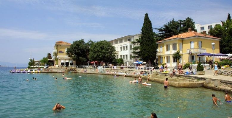 Hoteli Omisalj  Depandansa Primorka  Pocetak i kraj ljeta na Krku Omisalj otok Krk Hrvatska  250 EUR  3x nocenje u dvokrevetnoj sobi za 2 osobe 1 dijete do 7 99 godina besplatno  Polupansion buffet dorucak i buffet vecera s ukljucenim bezalkoholnim picem 