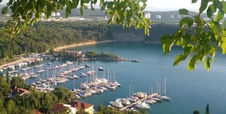 Hoteli Omisalj  Depandansa Primorka  Ljeto na Krku Omisalj otok Krk Hrvatska  287 EUR  3x nocenje u dvokrevetnoj sobi za 2 osobe 1 dijete do 7 99 godina besplatno  Polupansion buffet dorucak i buffet vecera s ukljucenim bezalkoholnim picem 