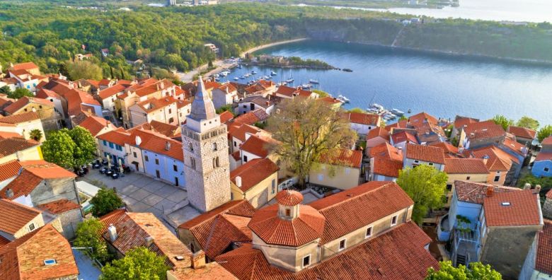 Hoteli Omisalj  Depandansa Primorka  Ljeto na Krku Omisalj otok Krk Hrvatska  760 EUR  7x nocenje u dvokrevetnoj sobi za 2 osobe 1 dijete do 7 99 godina besplatno  Polupansion buffet dorucak i buffet vecera s ukljucenim bezalkoholnim picem 